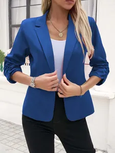 Détail de la veste blazer bleu roi à manches 3/4 pour femme style business casual