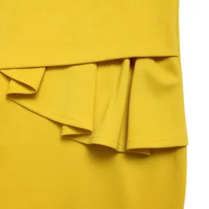 Nahaufnahme der feinen gelben Faltenverzierung an einem eleganten Damen-Bleistiftkleid