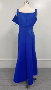 Vista trasera detallada de un vestido azul real de encaje y scuba con volantes chic