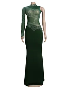Vestido sexy ajustado verde oscuro con pedrería y detalles de malla transparente.