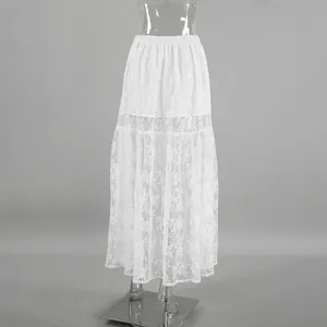 Jupe longue blanche en dentelle florale transparente, design à volants chic moderne