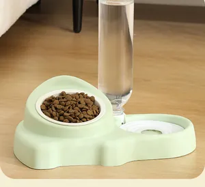 Distributeur automatique d'eau et de nourriture pour animaux avec deux bols intégrés.