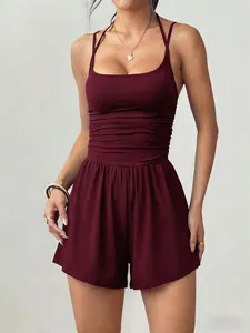 Elegante bordeauxrode jumpsuit met geplooide taille en korte broek met wijde pijpen