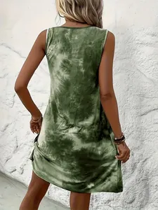 Vue arrière élégante d'une mini-robe sans manches à imprimé tie-dye vert d'été