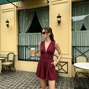 Eleganter weinroter ärmelloser Jumpsuit mit tiefem V-Ausschnitt für Damen im Sommer.