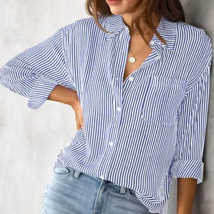 Klassisches blau-weiß gestreiftes Button-Down-Hemd für Damen mit Kragen und Taschendetail