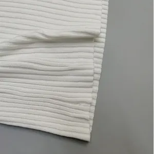Detailaufnahme der weißen Rippstrick-Textur und des Saums des Bodycon-Sets für Damen.