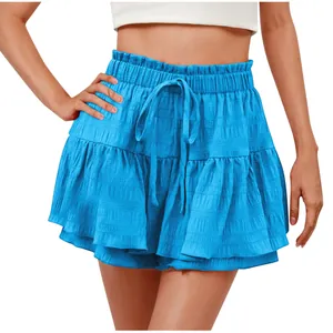 Dettaglio dello skort blu con volant che mostra la trama del tessuto e la coulisse.