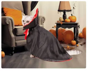 Détail d'une cape de vampire noire et rouge pour chat, costume d'Halloween pour animaux