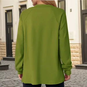 Gedetailleerd achteraanzicht van een vrouw met een casual olijfgroen sweatshirt met lange mouwen