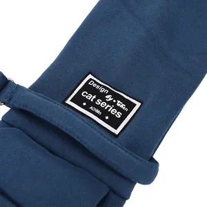 Gros plan détaillé sur la sangle en tissu bleu durable d'un sac de transport pour chat