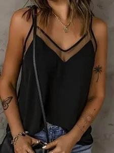 Detailopname van de zwarte top met V-hals en elegant transparant mesh patchwork