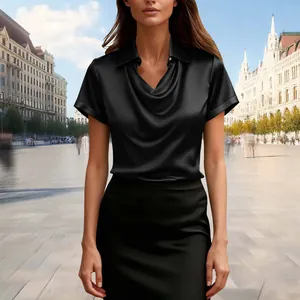 Detailansicht der schwarzen Satinbluse für Damen mit elegantem Wasserfallausschnitt.