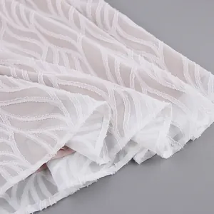 Detailaufnahme des weißen Blatt-Jacquard-Stoffes mit feiner Texturierung