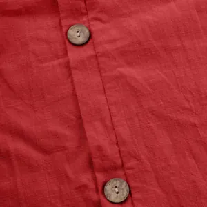 Dettaglio che mostra la texture in cotone lino rosso e i bottoni in legno della camicia