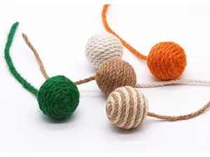 Primo piano di palline colorate in sisal per gatti con code in corda e trama naturale