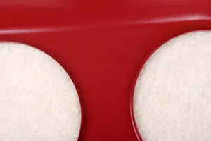 Nahaufnahme der glatten roten Rahmenstruktur für einen doppelten Futternapfständer