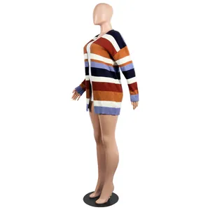 Vista lateral detallada de una elegante chaqueta de punto con rayas multicolores.
