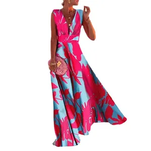Détail d'une robe longue style français avec col en V profond et motif fleuri