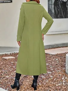 Vista posteriore di un elegante cappotto lungo di lana verde oliva per donna in città