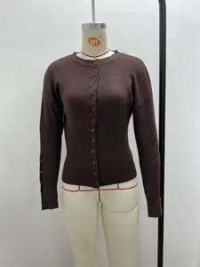 Vorderansicht einer braunen, schmal geschnittenen Strickjacke auf Schaufensterpuppe