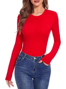 Camiseta roja ajustada de manga larga y cuello redondo para mujer para otoño.