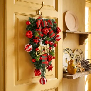 Traditionele kerst deurslinger met rendier en rode ornamenten voor de voordeur decor.