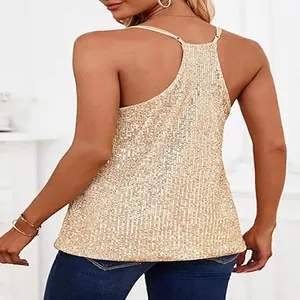 Vista posteriore di un top con paillettes dorate e spalline sottili a spaghetti
