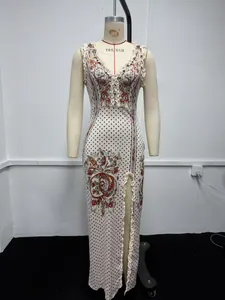 Détail d'une robe longue sans manches avec imprimé paisley et volants à pois.