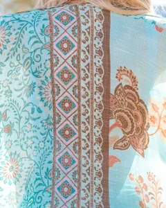 Detaillierte Nahaufnahme des böhmischen Blumendrucks auf türkisem Chiffon-Kimono