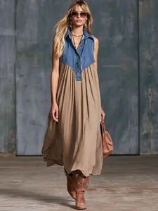 Volledige presentatie van mouwloze denim patchwork kaki maxi-jurk op een studiomodel