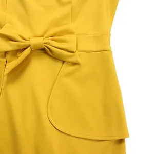 Detaillierte Nahaufnahme der eleganten Schleife und des strukturierten Stoffes am gelben Kleid