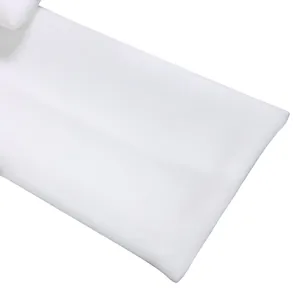 Primo piano dei dettagli del tessuto bianco traspirante di alta qualità per top sexy con fiocco
