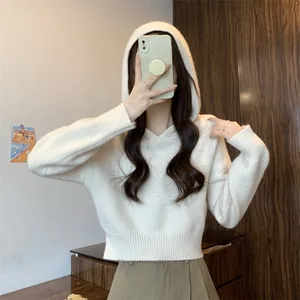 Détail d'un pull court à capuche blanc doux pour femme en selfie lifestyle miroir.