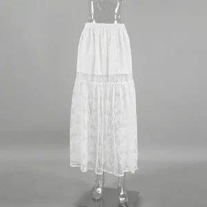 Jupe longue évasée en dentelle blanche transparente sur un mannequin transparent
