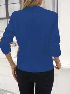 Vue arrière d'un blazer bleu roi à manches 3/4 pour femme pour tenue de travail