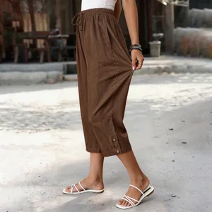Detailansicht der braunen Freizeit-Caprihose mit Kordelzug und Knopfleiste am Saum.