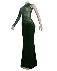Detalle del vestido ajustado verde oscuro con tejido de malla y pedrería brillante.