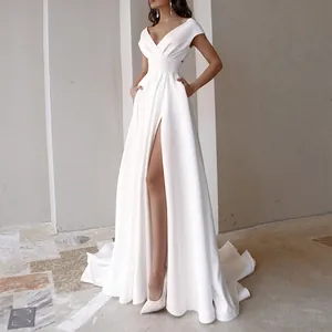Vista detallada del elegante vestido largo blanco con abertura alta y tejido satén