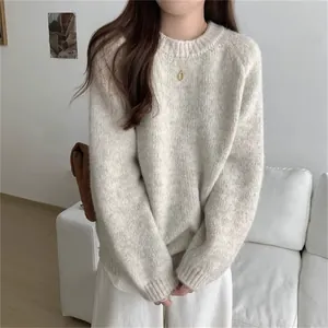 Vue détaillée d'un pull en tricot crème doux porté par un mannequin dans un cadre confortable