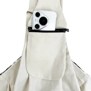 Detailansicht der Seitentasche mit Reißverschluss für das Handy an einer Haustiertasche