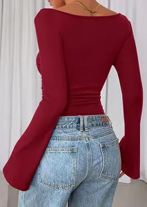 Achteraanzicht van een bordeauxrood T-shirt met boothals en uitlopende mouwen, slim fit