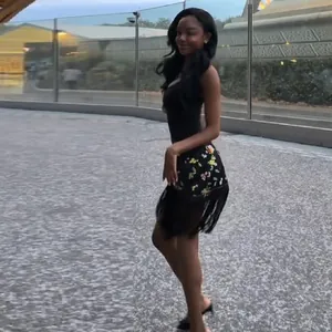 Mini falda negra con bordado floral detallado y llamativos flecos asimétricos