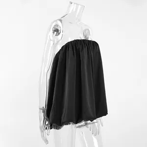 Vue latérale d'un haut bouffant en satin noir sans bretelles sur mannequin clair