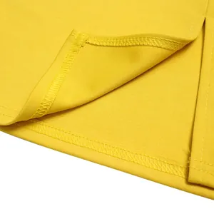 Makrodetail der feinen Overlock-Nähte und des Seitenschlitzes an einem gelben Bleistiftrock