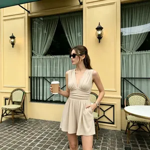 Eleganter beiger ärmelloser Jumpsuit mit tiefem V-Ausschnitt und weitem Bein für Damen