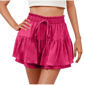 Dettaglio degli shorts a gonna rosa da donna con volant e coulisse regolabile in vita