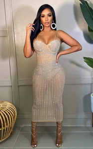 Dettaglio di un elegante abito midi trasparente con strass scintillanti su modella