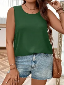 Débardeur grande taille vert foncé associé à un short en jean et un sac en paille