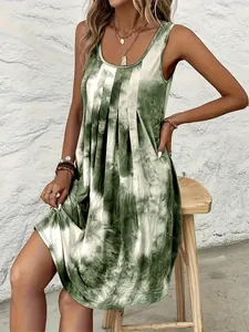 Vue détaillée de la robe sans manches tie-dye vert et blanc avec devant plissé